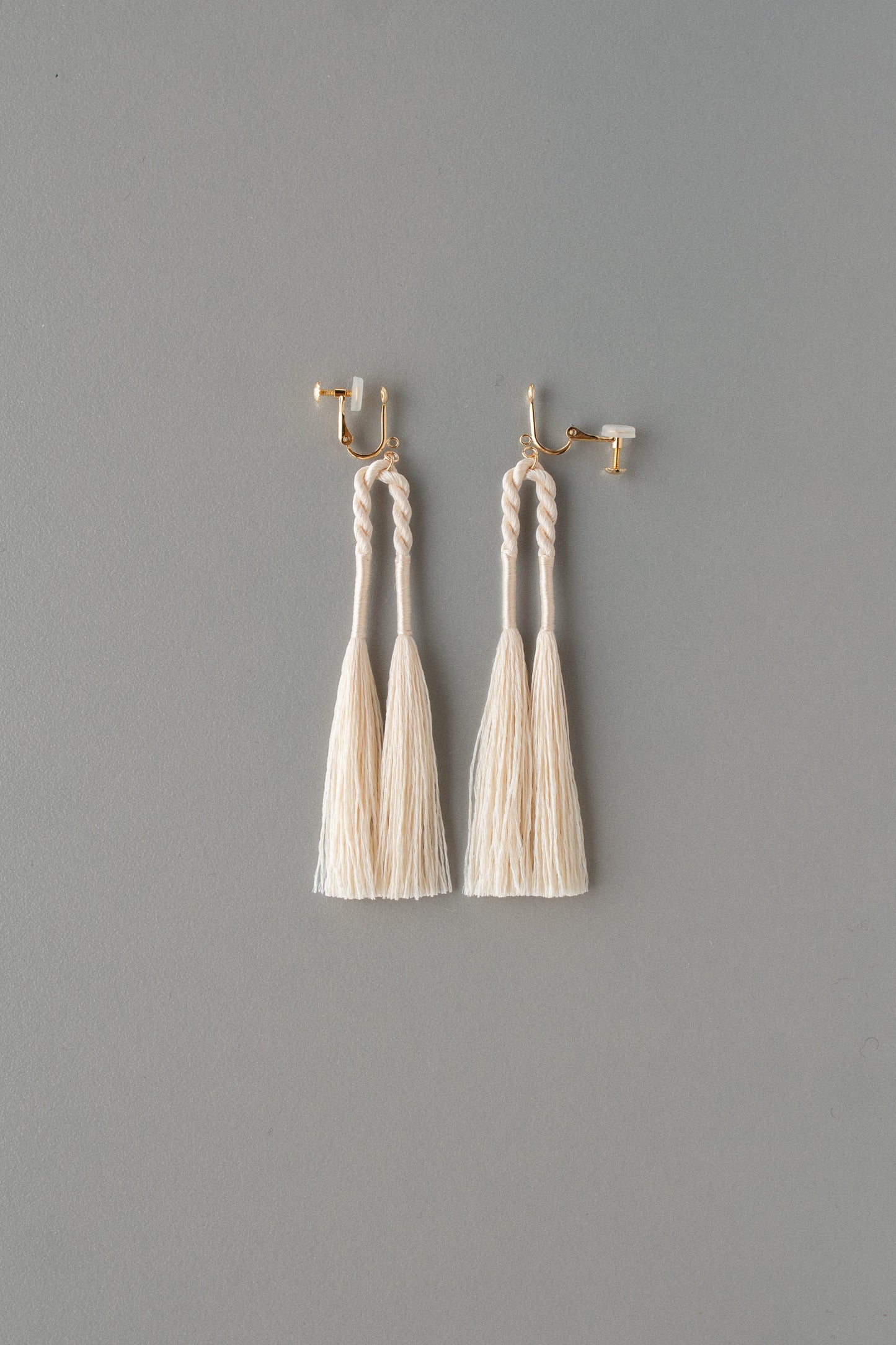 アーチのタッセル耳飾り | 生成り