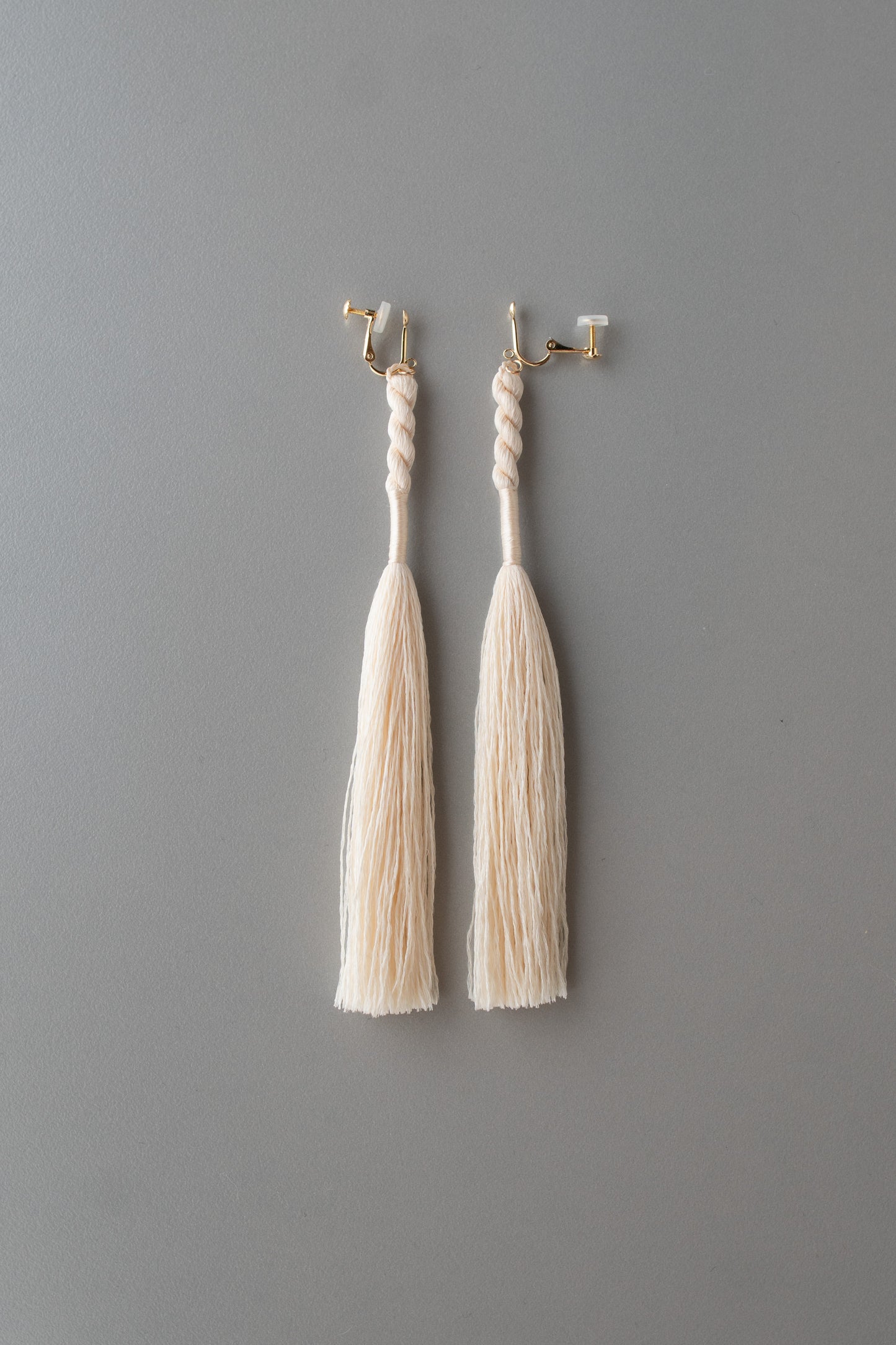 結いのタッセル耳飾り | 生成り