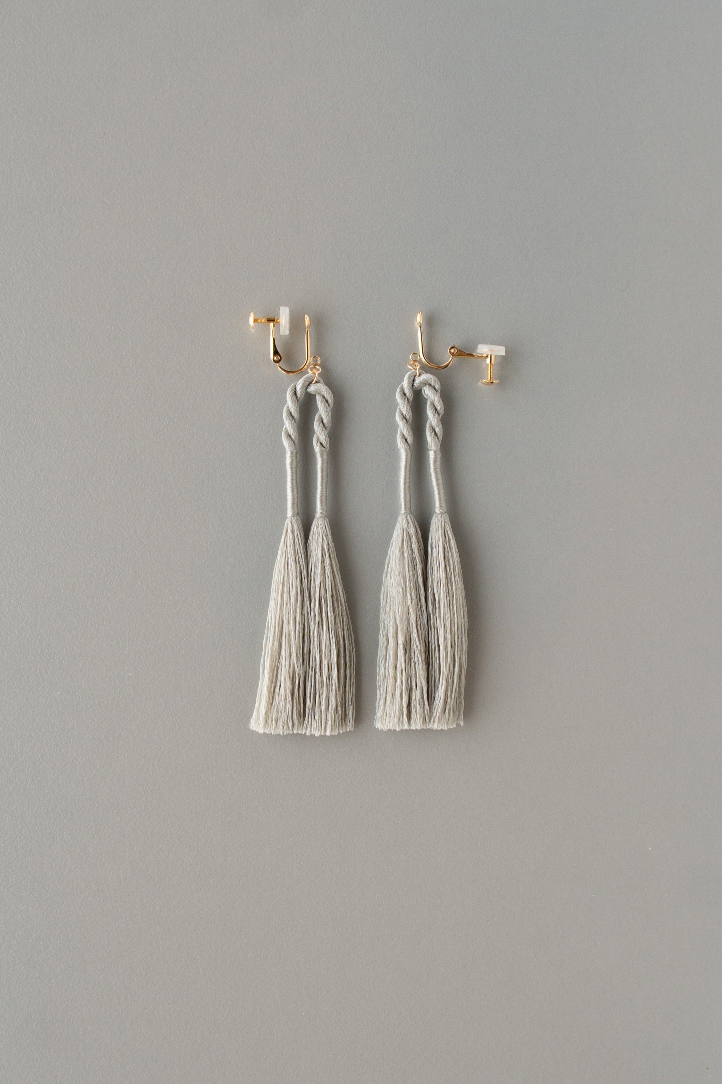 アーチのタッセル耳飾り | 銀灰色