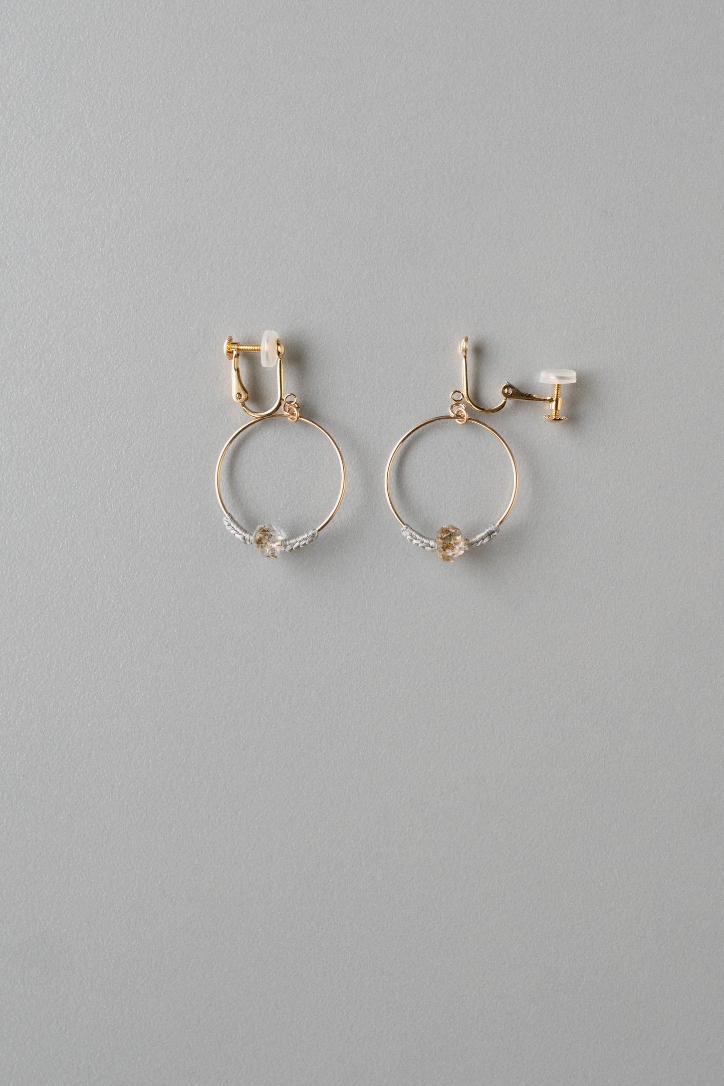 インクルージョン水晶の耳飾り | 銀灰色