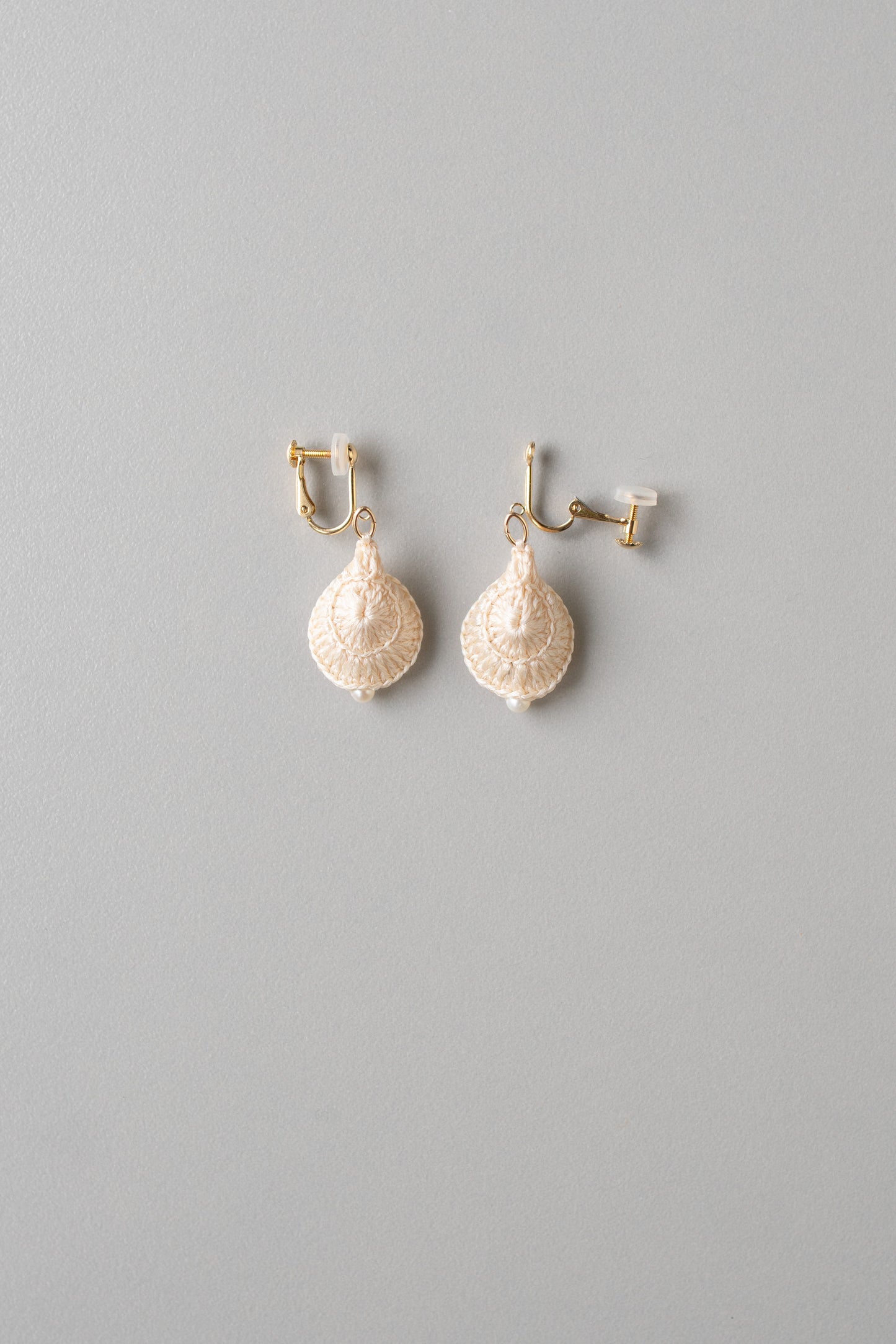 ひとひら雫の耳飾り | 生成り