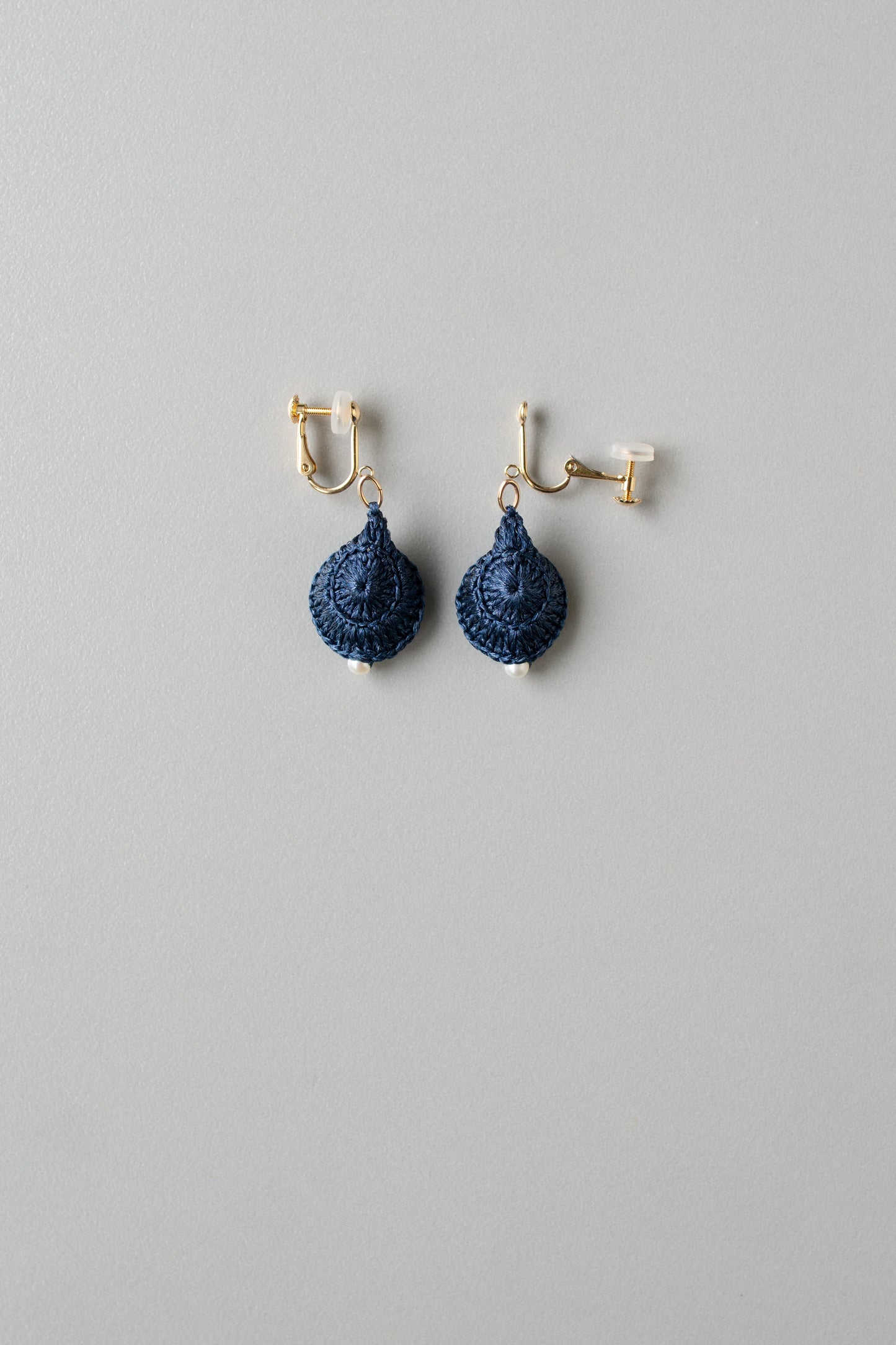 ひとひら雫の耳飾り | 藍