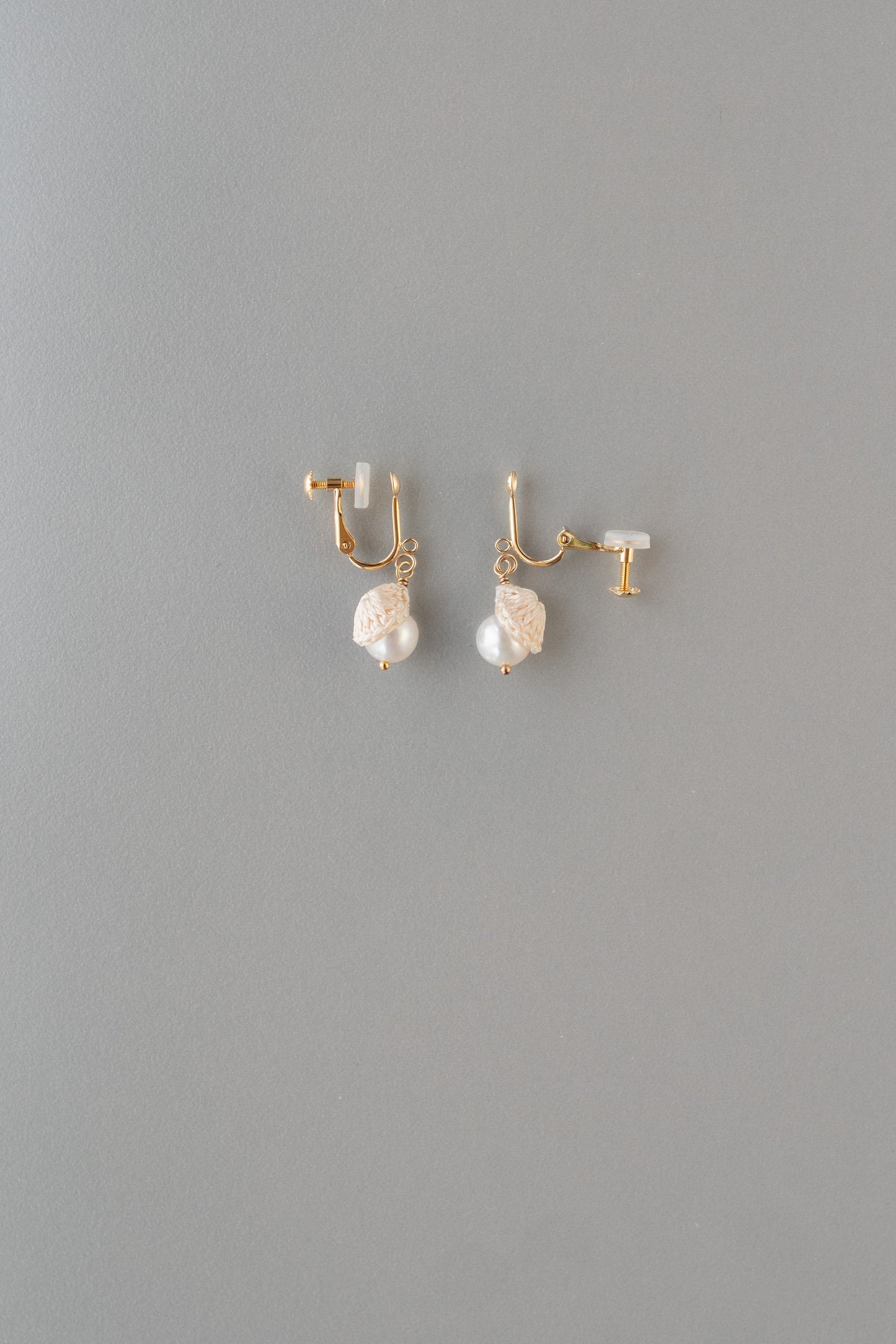 小さなパールの耳飾り | 生成り