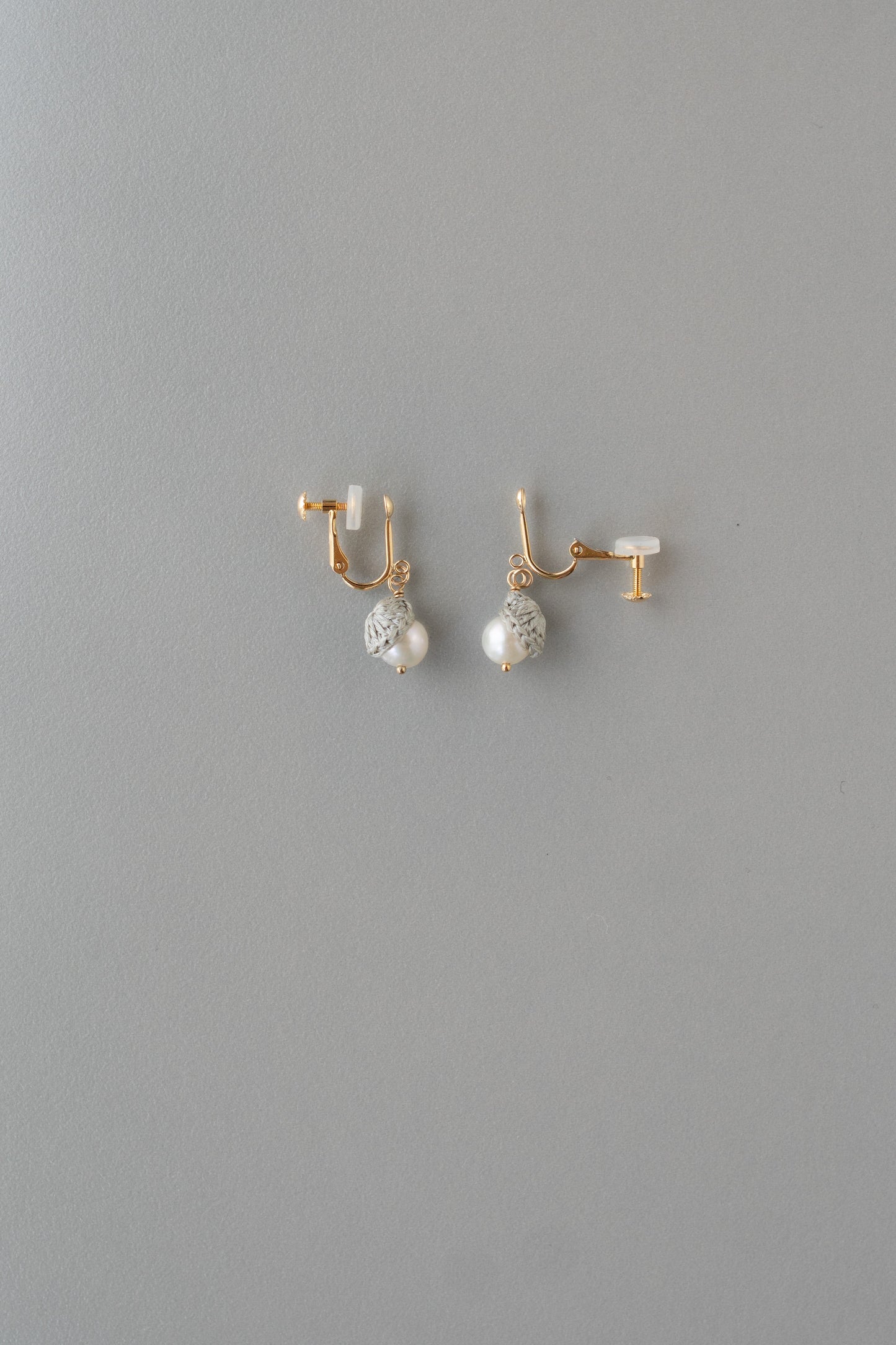 小さなパールの耳飾り | 銀灰色