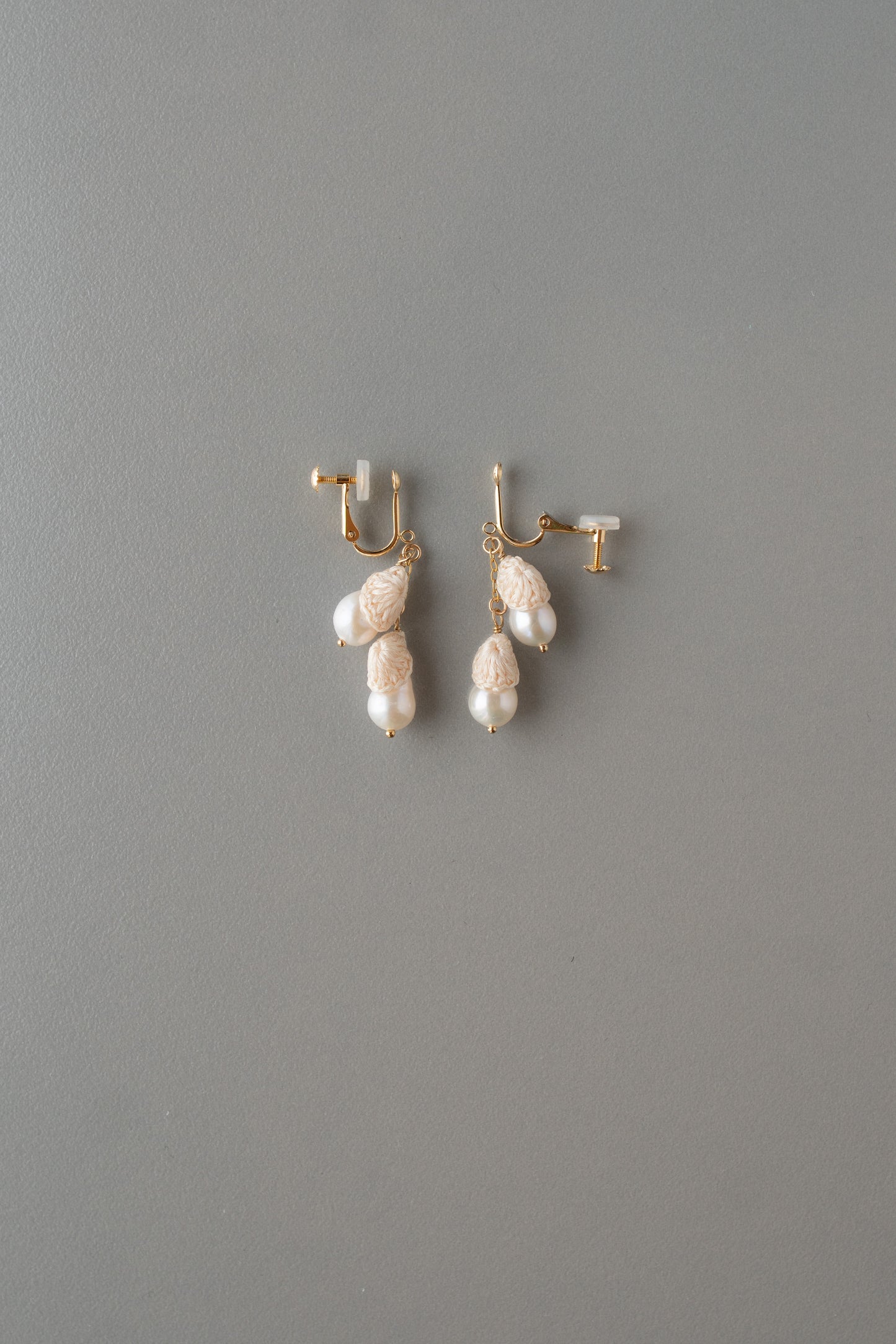 寄り添う雫パールの耳飾り | 生成り
