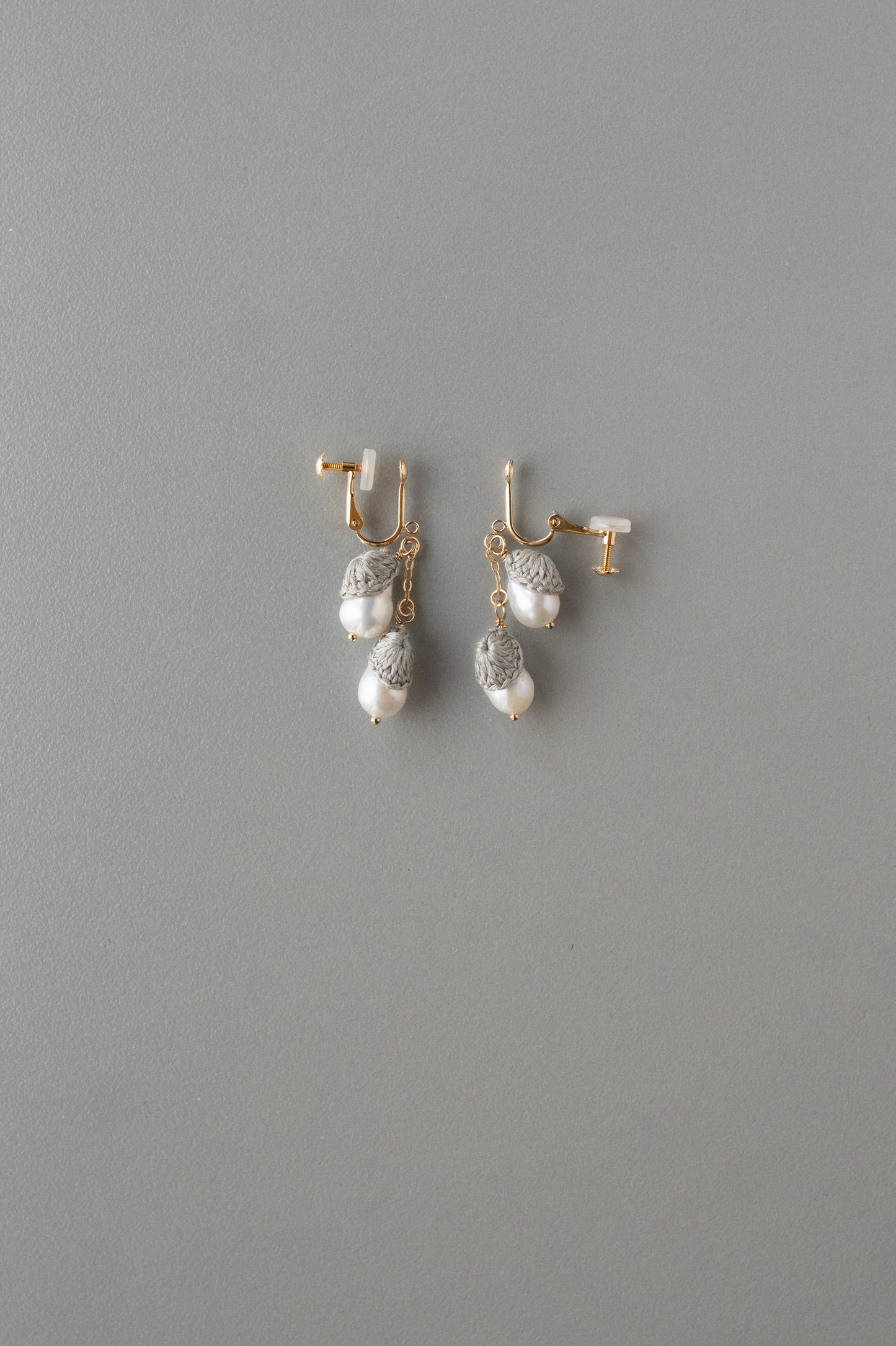 寄り添う雫パールの耳飾り | 銀灰色