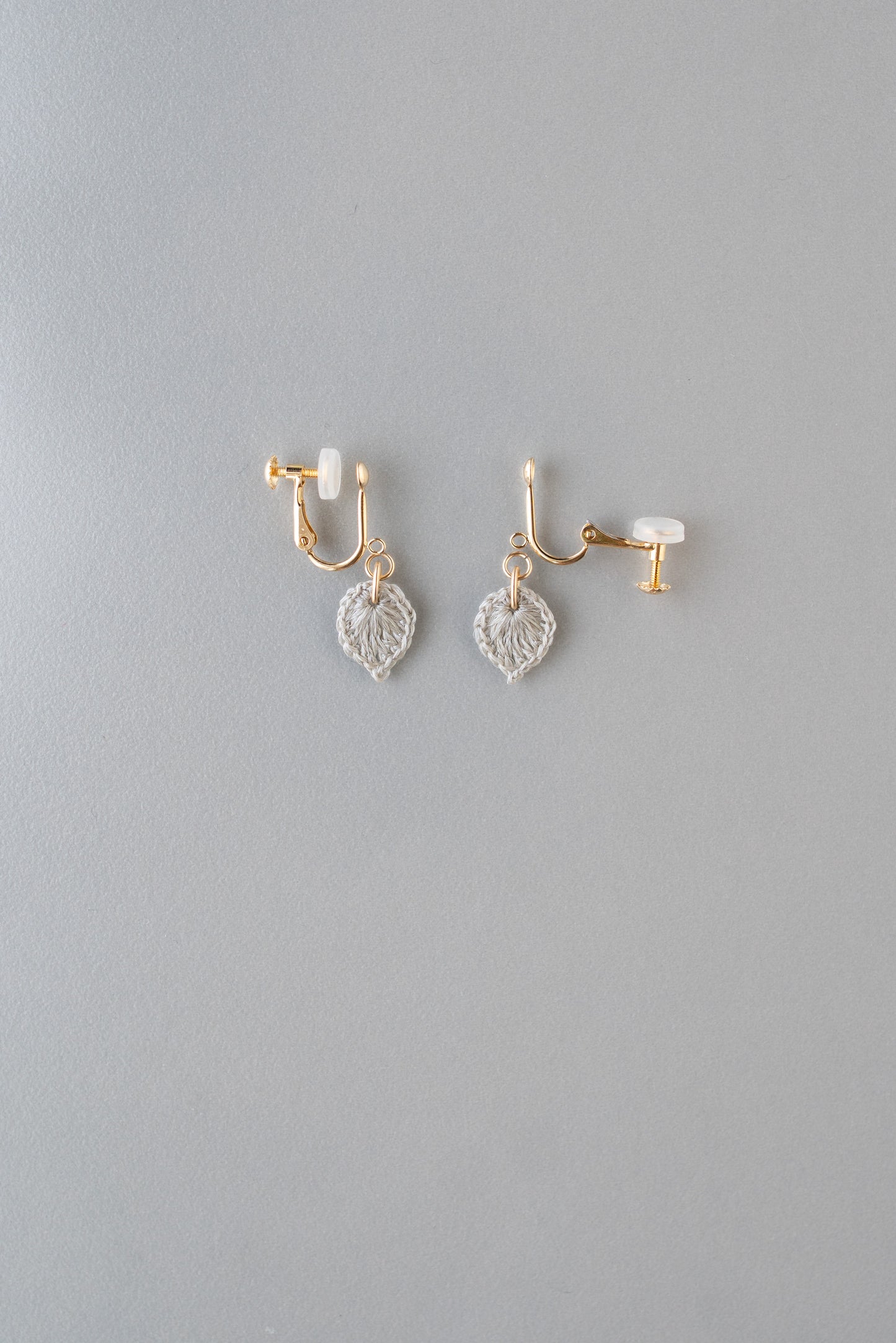 一葉の耳飾り | 銀灰色