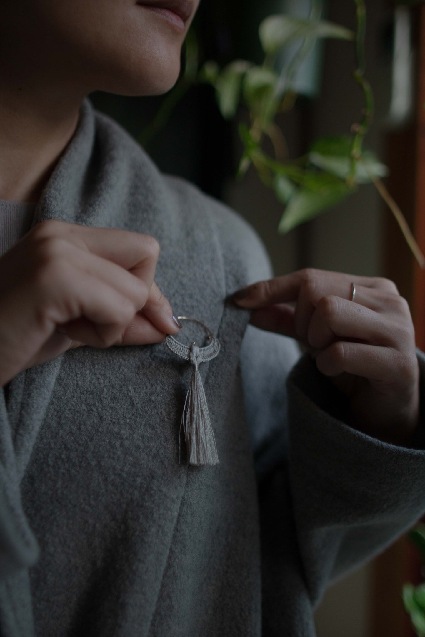 鳥のブローチ | 銀灰色